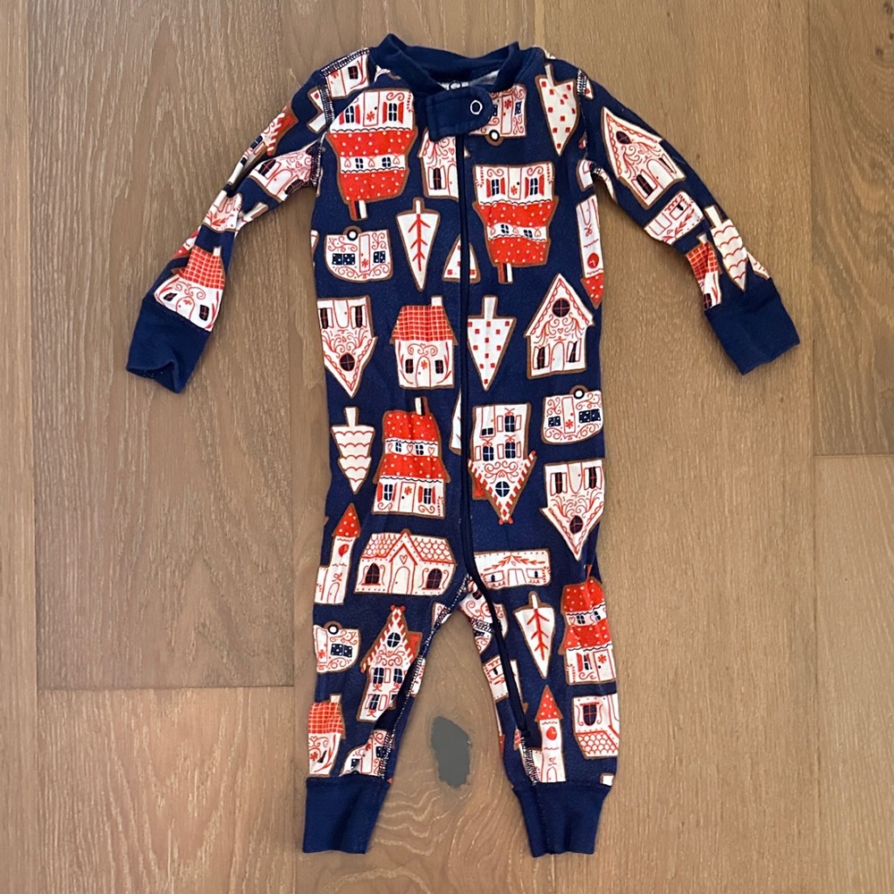 Hanna Andersson Navy and Red House Print Footie